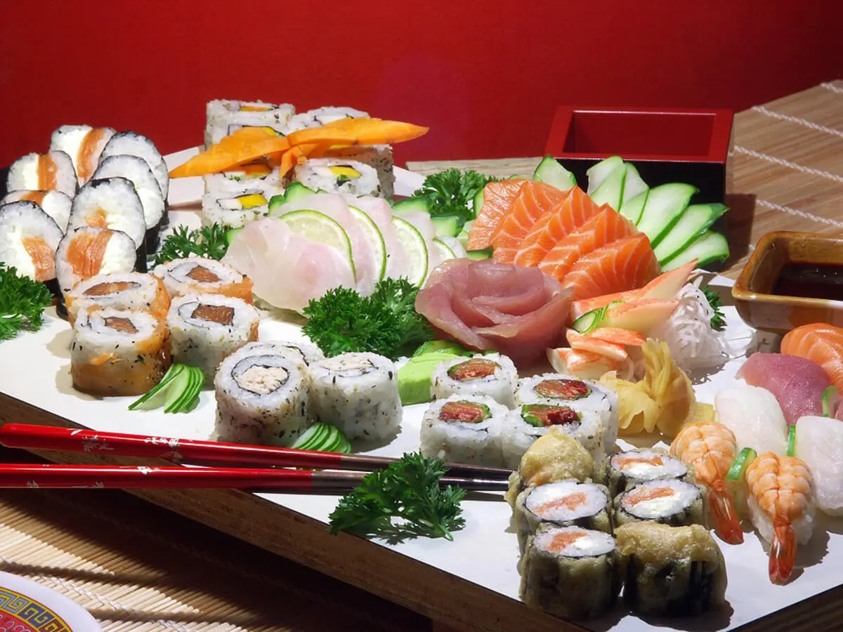 Happy-Sushi-Japanese-restaurant-Premium-Sushi-Sashimi-Platter-Santa-Clara Premium Sushi Sashimi Platter showcases an extensive variety of sushi rolls and sashimi, beautifully arranged on a large plate at Happy Sushi Japanese restaurant in Santa Clara
